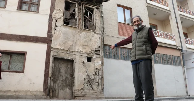 İki bina arasında sıkışan 2 metre enindeki metruk ev dikkat çekiyor Sivas Haberleri