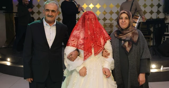 Down sendromlu Şevval in düğün ve gelinlik hayali gerçek oldu Elazığ Belediye Başkanı Şahin Şerifoğulları, Down sendromlu Şevval in gelinlik hayalini gerçekleştirdi Elazığ Haberleri