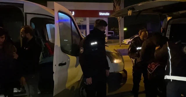 Erzurum da 37 kaçak göçmen ve 10 organizatör yakalandı Erzurum Haberleri