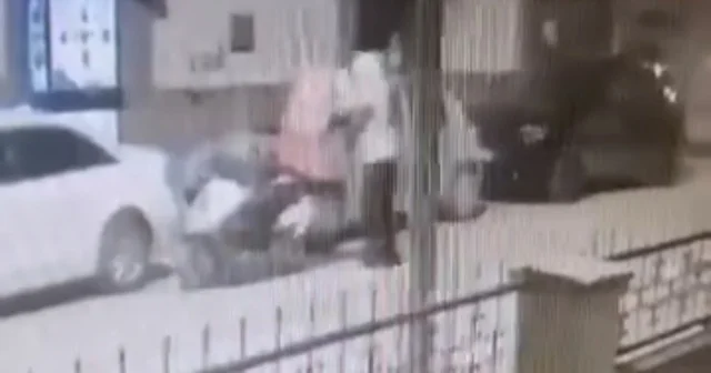 Kuryenin çantasındaki dürümü çalıp koşarak kaçtı Eskişehir de dürüm hırsızı kameraya yakalandı Eskişehir Haberleri