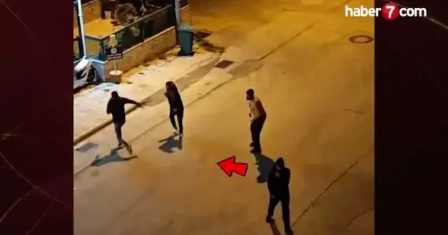 Antalya da kan donduran anlar kamerada! Beni vurma, yabancı değilim diyen arkadaşını vurdu