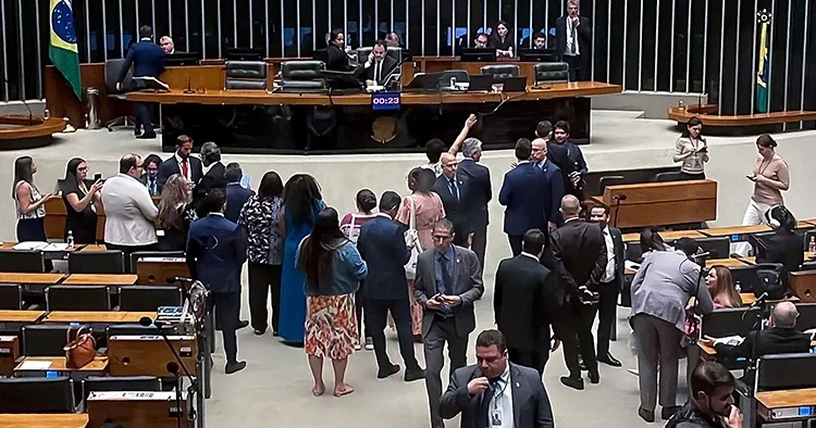 Brezilya Meclisinde kavga çıktı: Polis, milletvekilleri ve gazetecilere müdahale etti