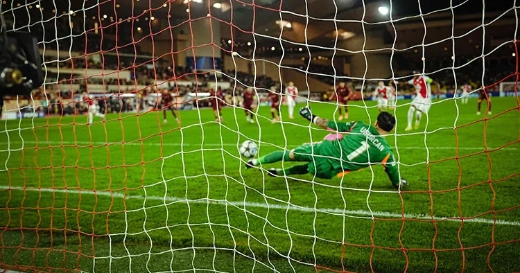 Galatasaray a Monaco maçında Uğurcan Çakır şanssızlığı: Penaltı kurtardı, sakatlandı! Sadece 1 dakika sonra gol geldi...