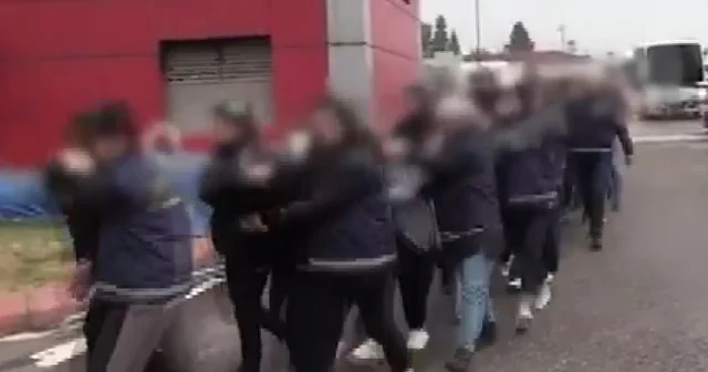 Gaziantep te fuhuş operasyonunda 14 şahıs tutuklandı, duvardaki yazılar şoke etti Broşüre Polise ötersen 26 bin TL cezası var yazılarak duvara asılmış Gaziantep Haberleri