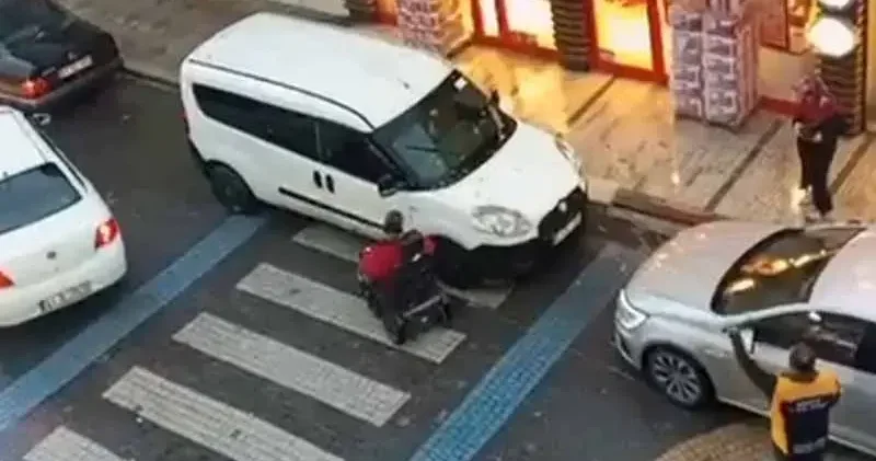 Engelli, yaya geçidine park edilen araç yüzünden kaldırıma çıkamadı; sürücüye ceza yazıldı