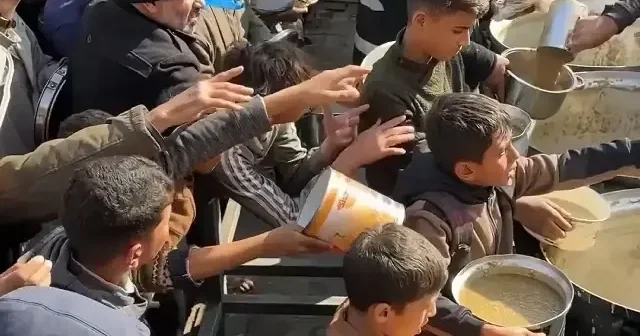 Açlıkla mücadele eden Gazzelilere sıcak yemek dağıtıldı VİDEO İZLE