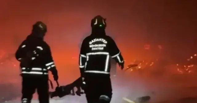 Gaziantep te ambalaj fabrikasında yangın: Müdahale devam ediyor VİDEO İZLE