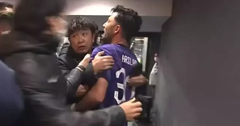 Tolgay Arslan zor sakinleştirildi! Devre arasında gergin anlar Fanatik Spor Haberleri Video