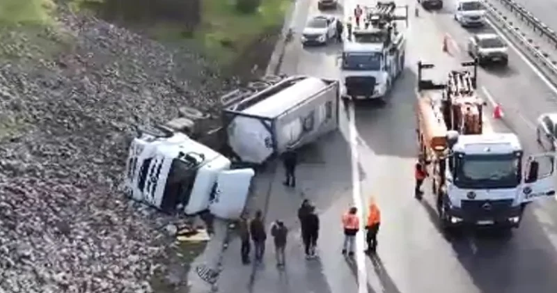TEM Otoyolu nda tanker kazası: Trafik tek şeride düştü