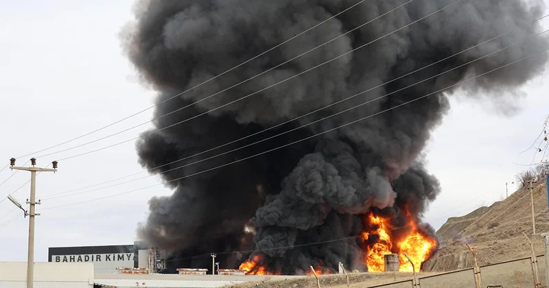Kırıkkale de fabrika yangını: Gökyüzü siyaha büründü