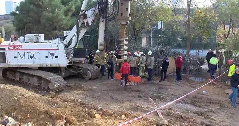 Kadıköy de inşaat çalışmasında işçi çukura düştü