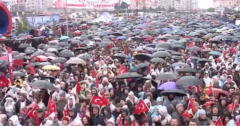 Son dakika Binler yağmura rağmen meydana akın etti! CHP nin 80. miting adresi Denizli