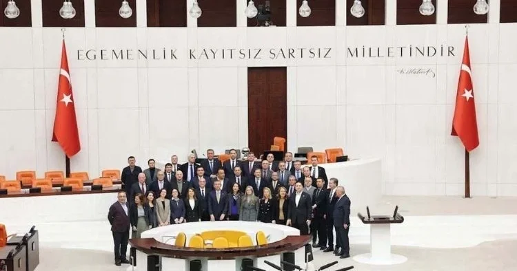 Özgür Özel ‘Meclis Nöbeti’nde: Emekliyle alay ediyorlar