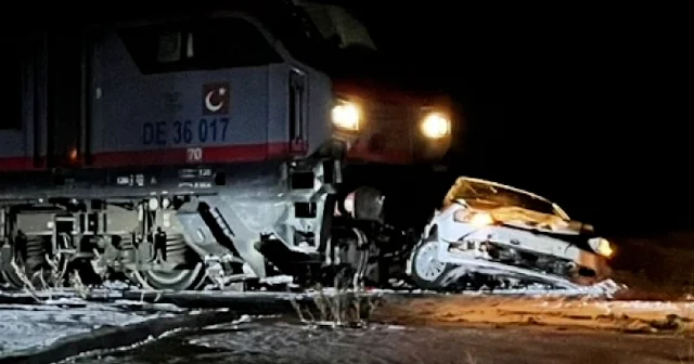 Sarıkamış ta yük treni otomobile çarptı VİDEO İZLE