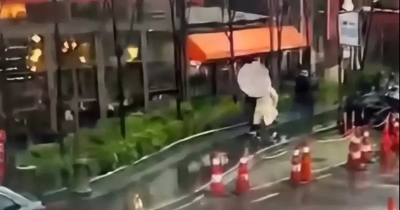 Kadın Fırtına Nedeniyle Tabela Altında Kaldı