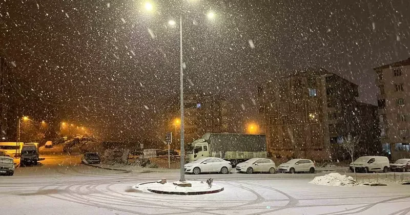 Adıyaman’da kar yağışı etkisini artırdı