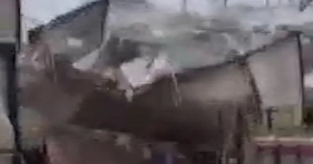 Bursa da prefabrik yapı fırtınaya yenik düştü: Kağıt gibi parçalara ayrıldı VİDEO İZLE