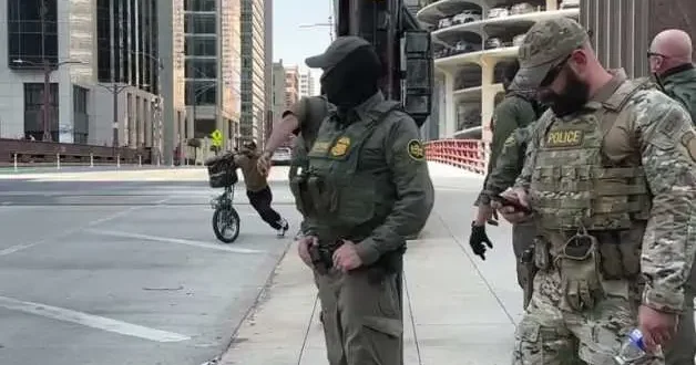 Tazı gibi onlarca askerin arasından kaçmayı başardı!