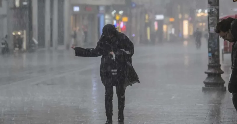 İstanbul da kuvvetli yağmur ve şiddetli rüzgar etkili oluyor: Evleri su bastı!
