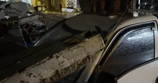 Kuvvetli rüzgar nedeniyle devrilen duvar araçları perte çıkardı