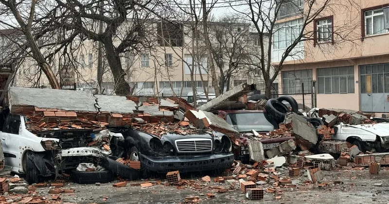 Bursa da araçların üstüne duvar devrildi: 10 u zarar gördü