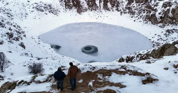 Sivas haberleri Güneşin konumun göre renk değiştiriyordu! Soğuk havanın etkisiyle dondu 11 Ocak 2026