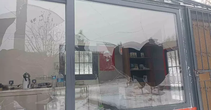 Zabıta bürosuna taşlı saldırı