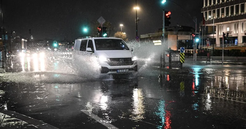 İstanbul Valiliğinden fırtına ve yağış açıklaması: 193 ihbar geldi