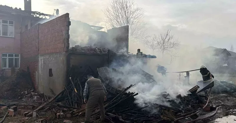 Erbaa’da ahırda çıkan yangın eve sıçradı