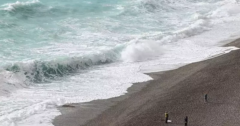 Antalya da dalgaların boyu 1,5 metreyi buldu!