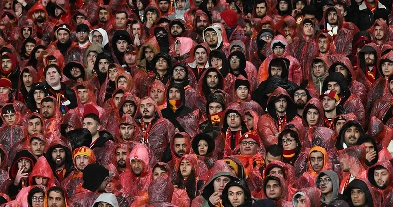 Galatasaray taraftarı dayanamadı: Derbi sonrası yönetime patladı