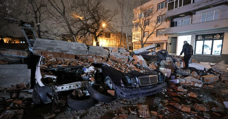 Bursa da fırtına duvarı araçların üstüne devirdi