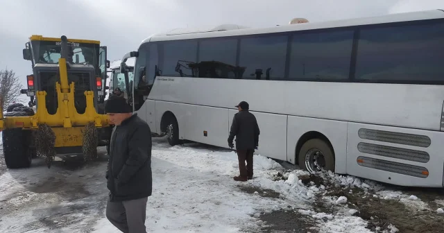 Tokat ta kar nedeniyle yolda kalan tur otobüsüyle araçları ekipler kurtardı VİDEO İZLE