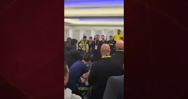 Sadettin Saran galibiyet sonrası soyunma odasına indi: Siz benim ailemsiniz