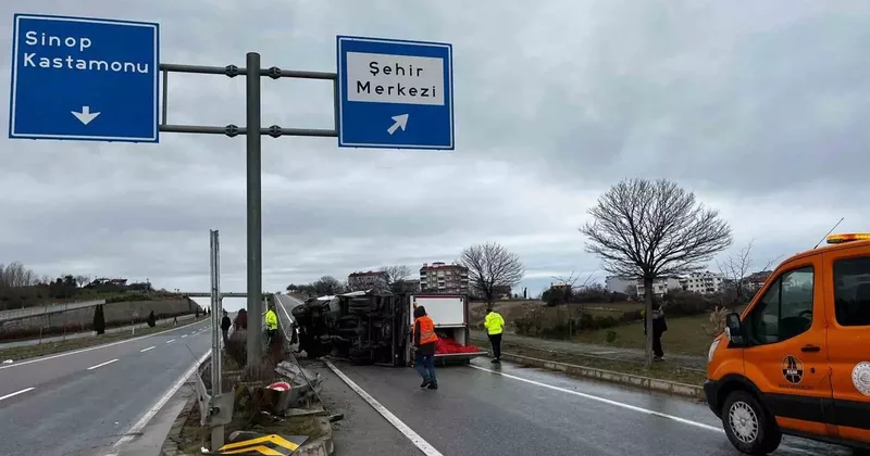 Sinop’ta kamyonet devrildi