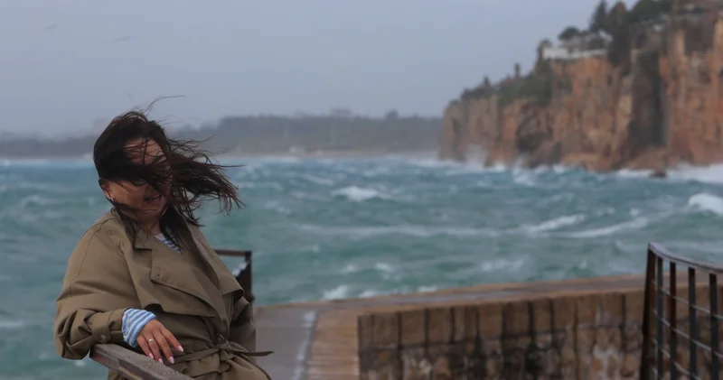 Son dakika: Antalya yı fırtına vurdu! Kuvvetli rüzgar, dev dalgalar Son dakika haberleri