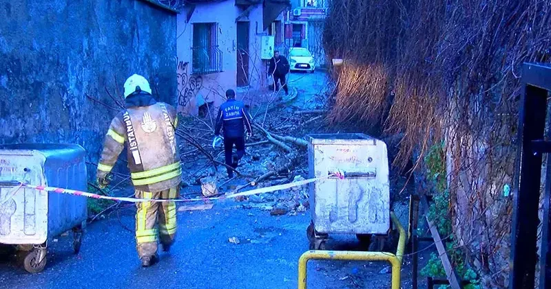 Fatih te yağışın ardından istinat duvarı çöktü; sokak kapatıldı