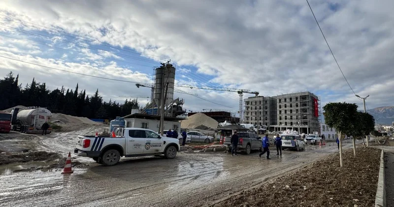 Hatay da kanalizasyon hattına beton döken firmanın faaliyetleri durduruldu