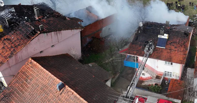 Ahırdaki yangın binanın çatısına sıçradı!