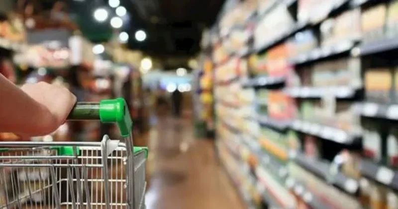 Dar gelirlinin adresi, tarihi geçmiş ürünler satan market oldu: “75 yaşında ucuz yiyecek peşindeyim”