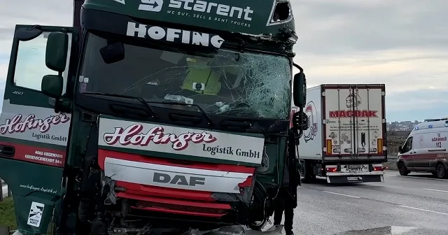 Edirne de çarptığı bariyeri parçalayan TIR karşı yöne geçti VİDEO İZLE