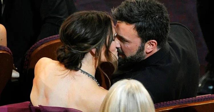 Eski kocası ona adeta ‘yapıştı’ kaldı… Artık öyle bıktı ki çöpçatanlık yapıyor: Gel biz sana münasip bir sevgili bulalım!