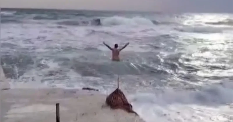 Soğuk Havada Denize Giren Vatandaş