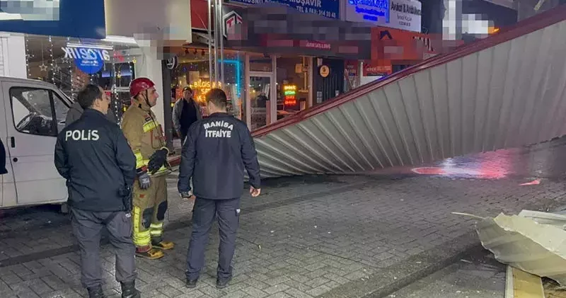 Manisa da kuvvetli rüzgar, bir binanın çatısını uçurdu