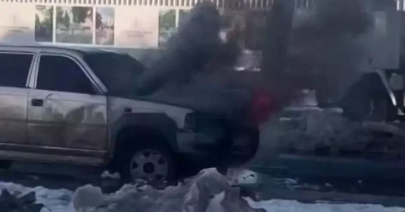 Seyir halindeki pikap alev aldı