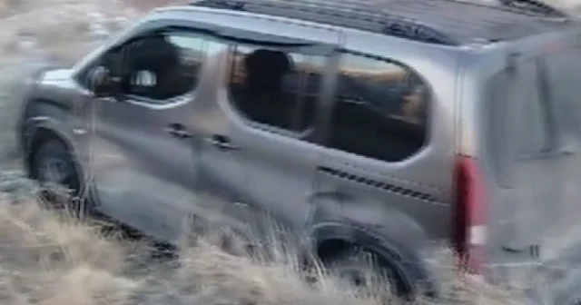 Erzurum da buzlanan yolda kayan otomobil araziye uçtu VİDEO İZLE