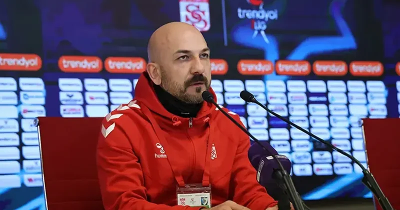 Sivasspor Yardımcı Antrenörü Evren Otyakmaz mağlubiyetten dolayı üzgün Fanatik Gazetesi Futbol Haberleri Spor