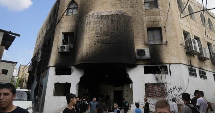 İsrail askerleri bir camiyi kuşattı: Gazze ye yoğun saldırı