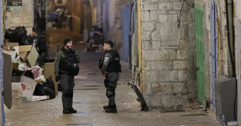 İşgalci İsrail askerleri bir Filistinliyi gözaltına aldı