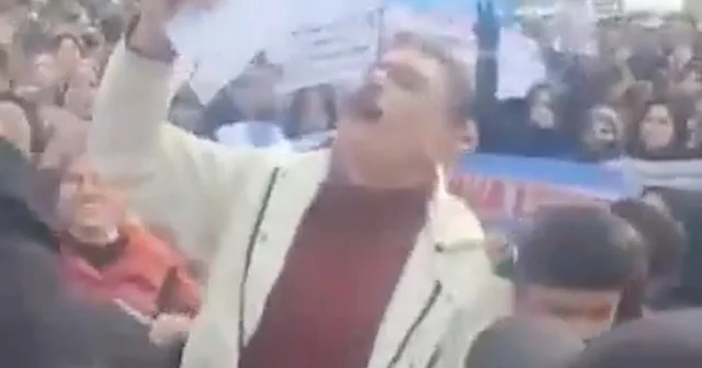 Kamışlı’da provokasyon: Terör örgütü sempatizanları Suriye bayrağını yaktı VİDEO İZLE